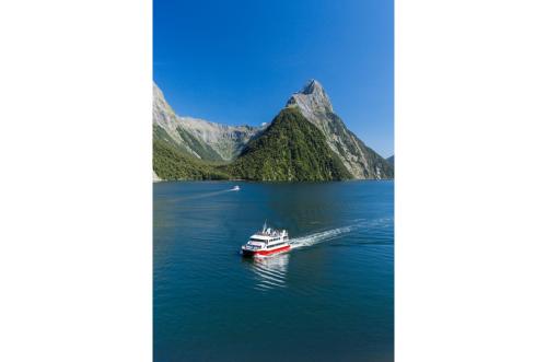 Mitre Peak view with Spirit of Milford